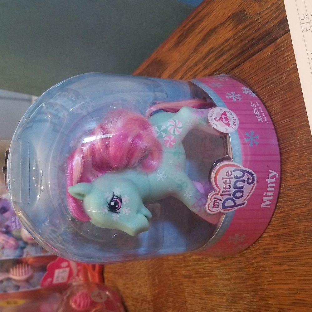 My little pony christmas 2008 minty new in box generation 3